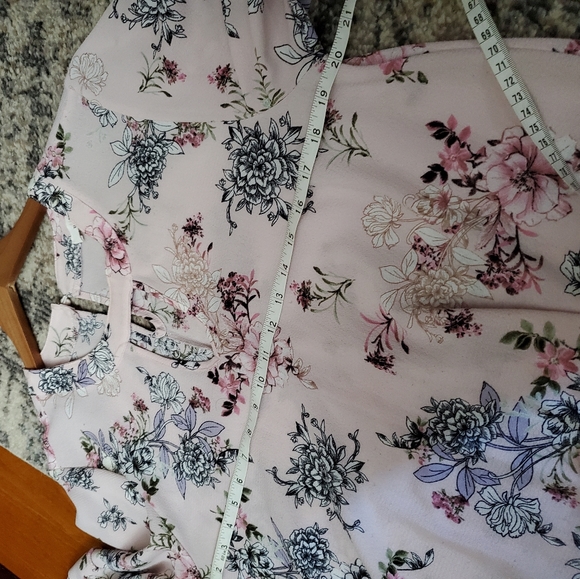 Gorgeous Bell Sleeve Floral Blouse 🌸 - Picture 7 of 8